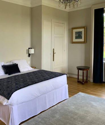 chambre grise - maison de famille de luxe à louer