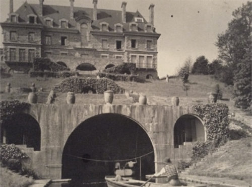 Ancien pont menant à la maison de famille haut de gamme à louer